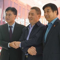摩斯国际再出手公益，为四川25所小学捐赠摩斯国际高科技钢琴